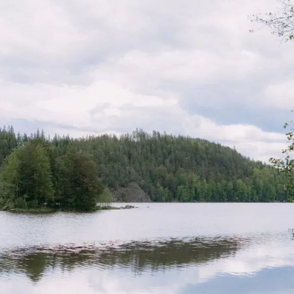 Nuutajärvellä sijaitseva kaunis Rutajärvi, kutsuu melomaan ja retkeilemään.