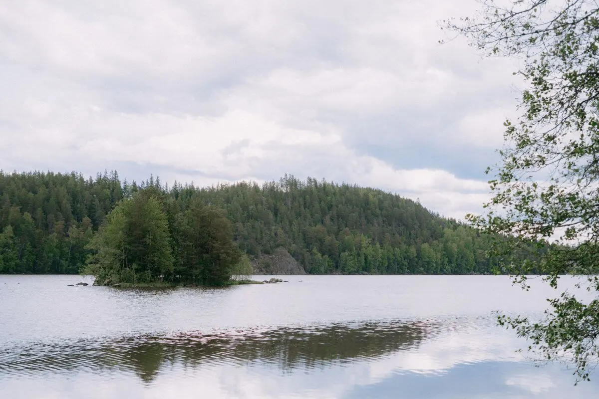 Nuutajärvellä sijaitseva kaunis Rutajärvi, kutsuu melomaan ja retkeilemään.